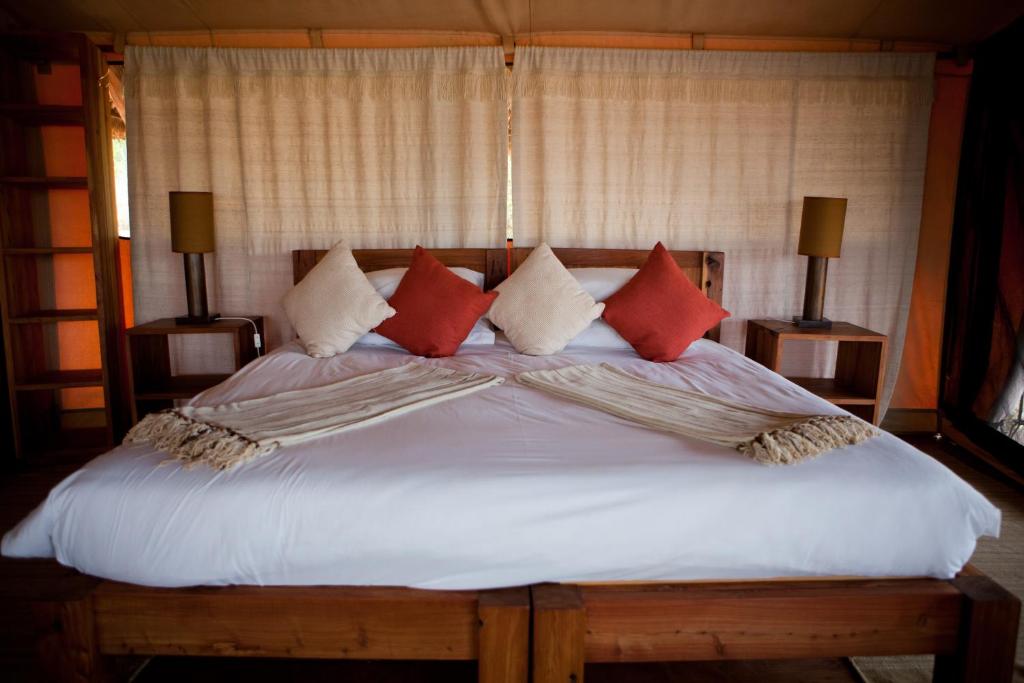 Postel nebo postele na pokoji v ubytování Elewana Lewa Safari Camp