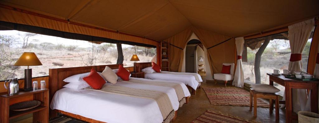 Postel nebo postele na pokoji v ubytování Elewana Lewa Safari Camp