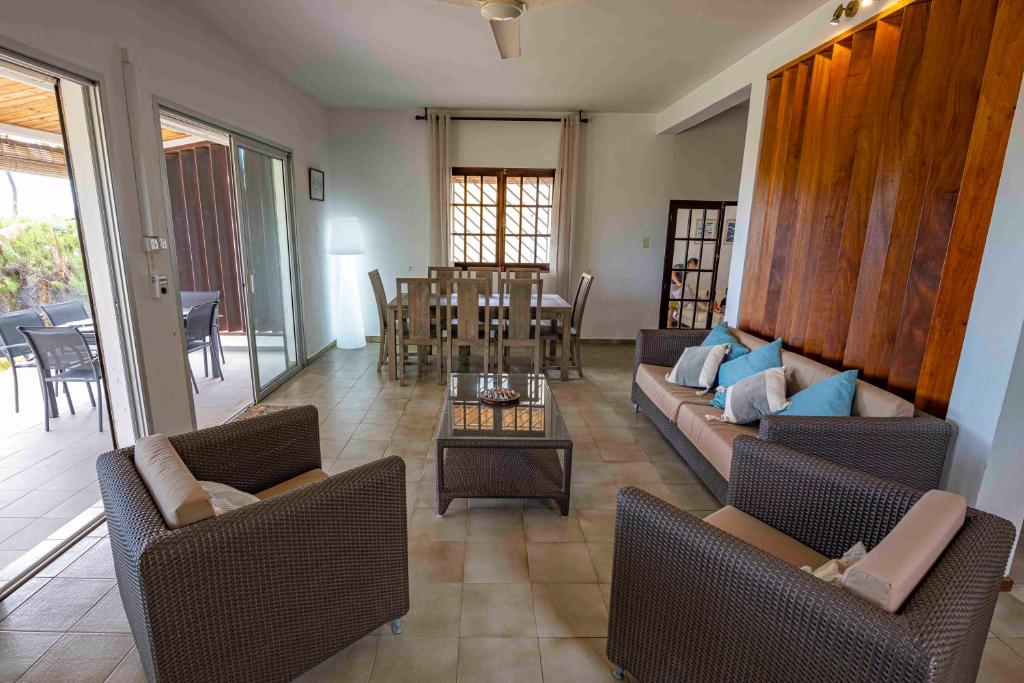 Posezení v ubytování Villa Coco des sables accès direct au lagon