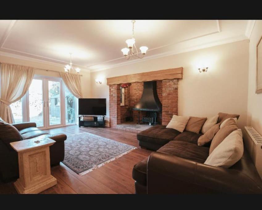 Spacious detached 5 bedroom house with a fireplace, Loughton (updated
