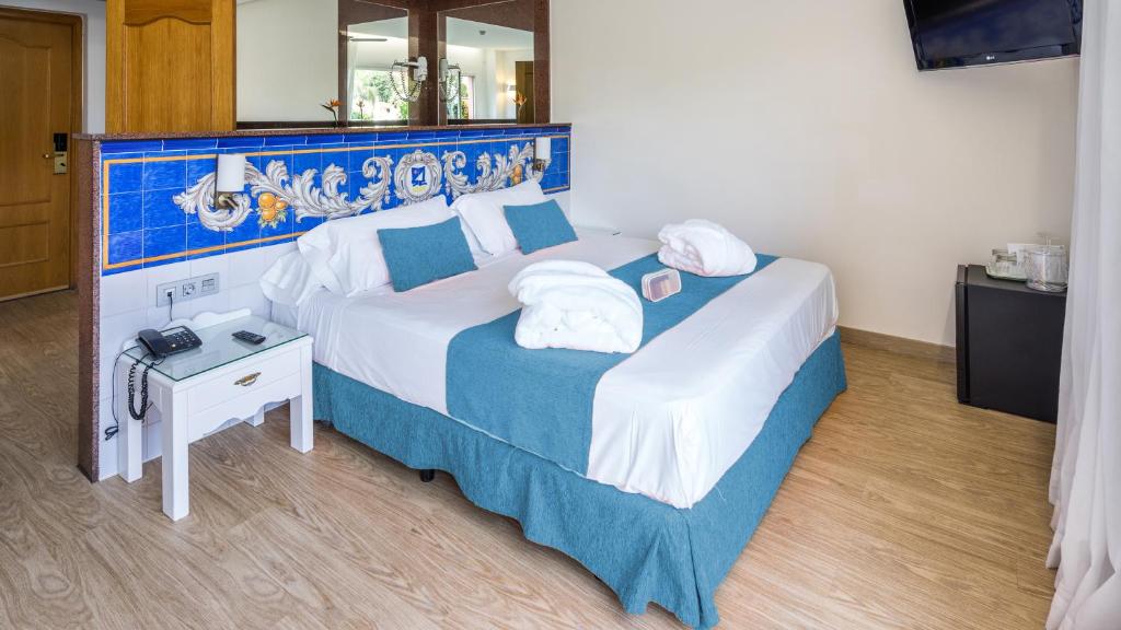 Postel nebo postele na pokoji v ubytování BLUESEA Costa Jardin & Spa