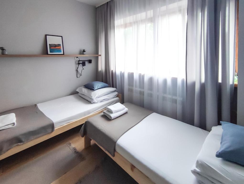 Apart Rooms & Apart Hostel S8 - Twin Room With Private Bathroom