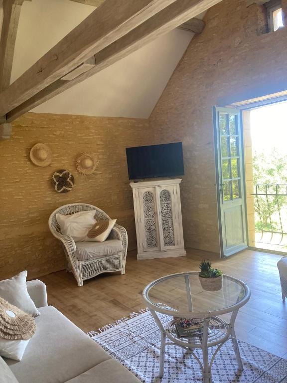 Telewizja i/lub zestaw kina domowego w obiekcie Logis des 4 fées et son bain nordique