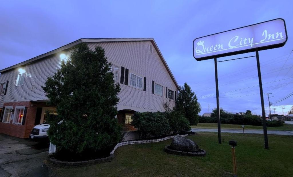 un panneau devant un bâtiment avec un panneau dans l'établissement Queen City Inn, à Bangor