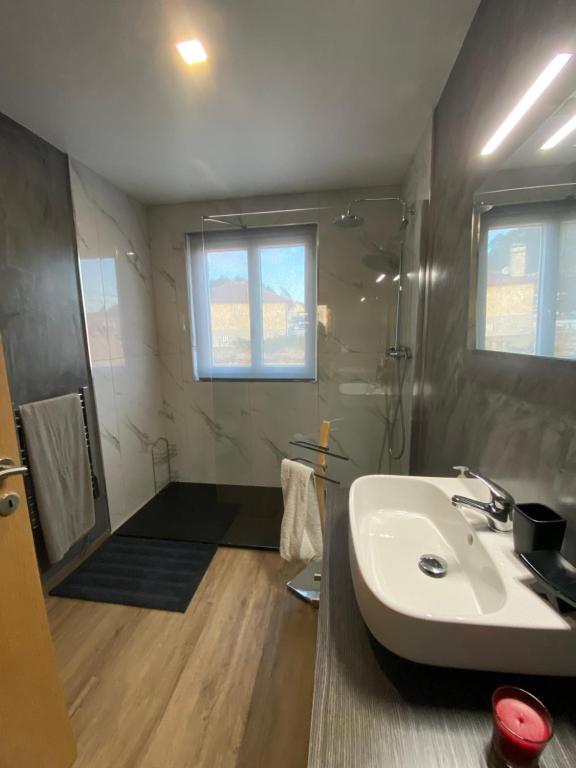 La salle de bains est pourvue d'un lavabo et d'une douche. dans l'établissement Casa Vista Mar, à Castelo do Neiva