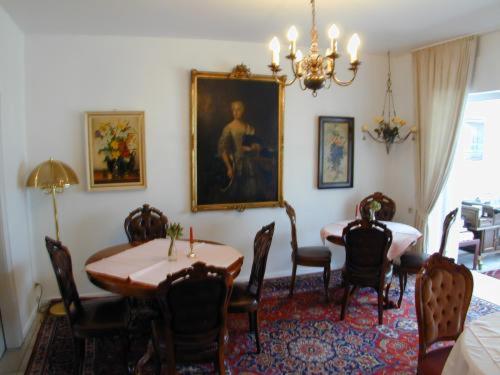 una sala da pranzo con tavolo e sedie di Haus Mooren, Hotel Garni a Dusseldorf