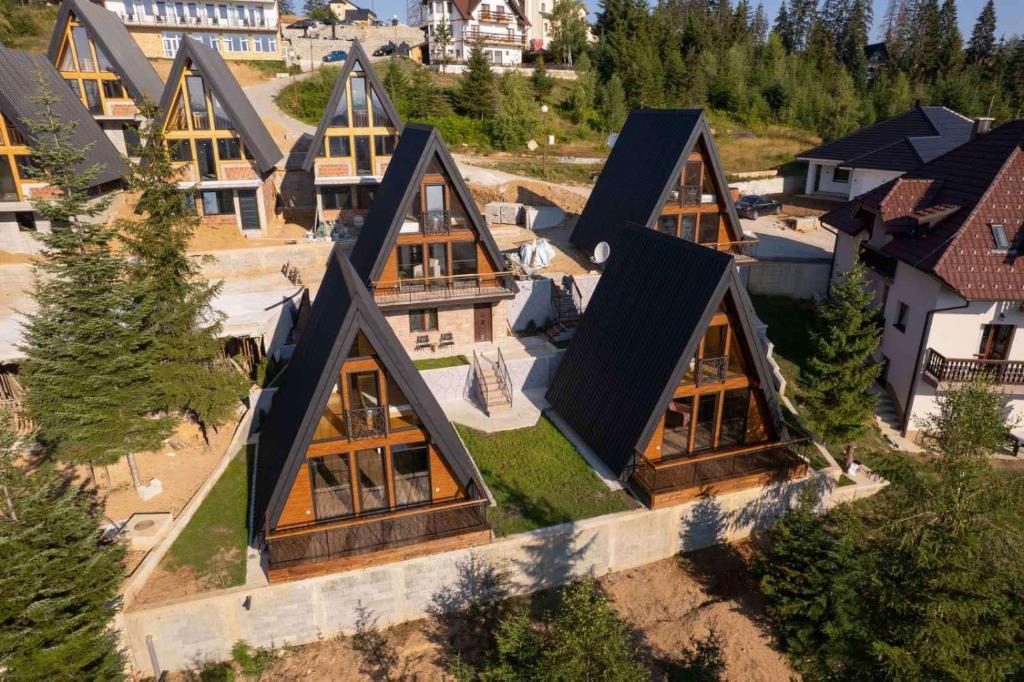 eine Luftansicht eines Hauses mit Dreieckdach in der Unterkunft Zlatarski čardaci in Nova Varoš