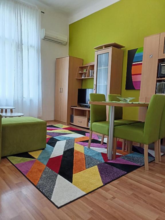 un soggiorno con tavolo e sedie di Evergreen a Belgrado