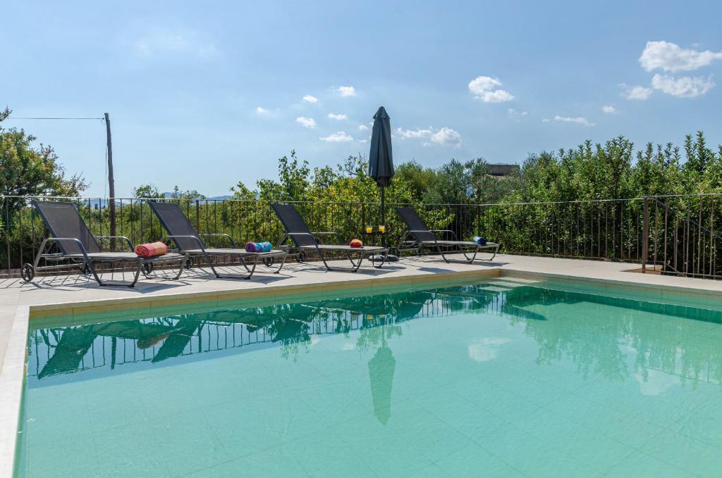Bazén v ubytování YourHouse Son Serra de Buger, quiet villa with private pool nebo v jeho okolí
