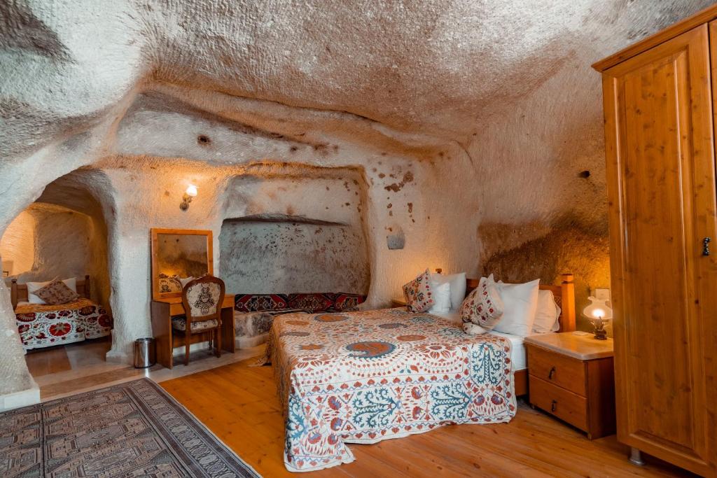 Postel nebo postele na pokoji v ubytování Amber Cave Suites