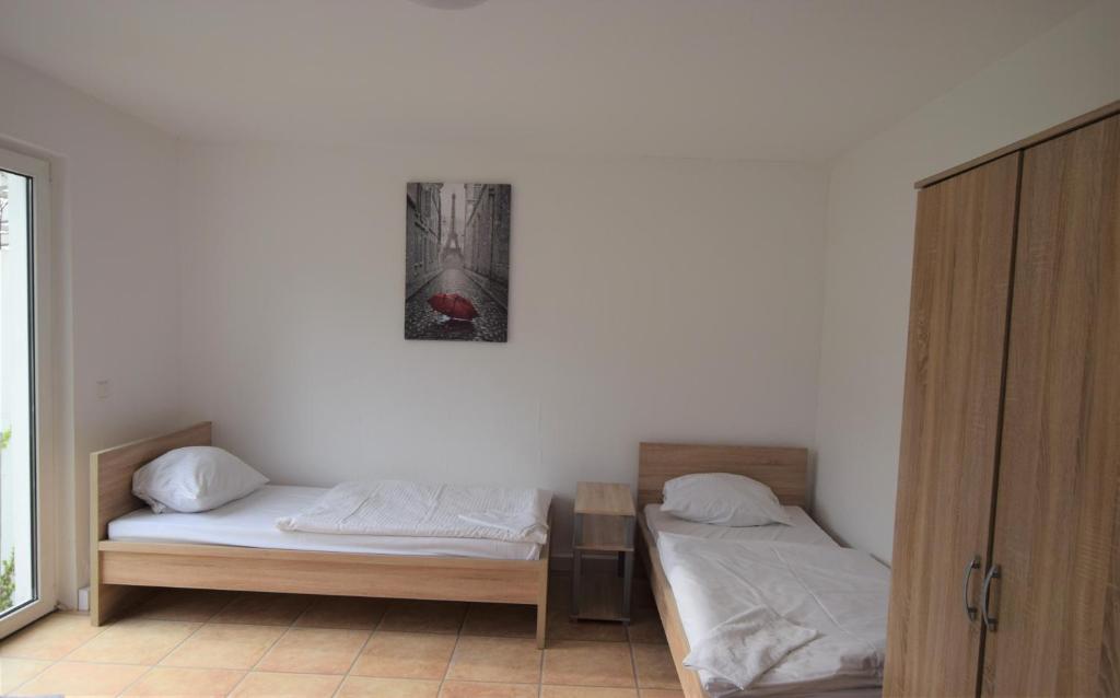 Cette chambre comprend 2 lits et une photo murale. dans l'établissement AB Apartment Objekt 09, à Stuttgart