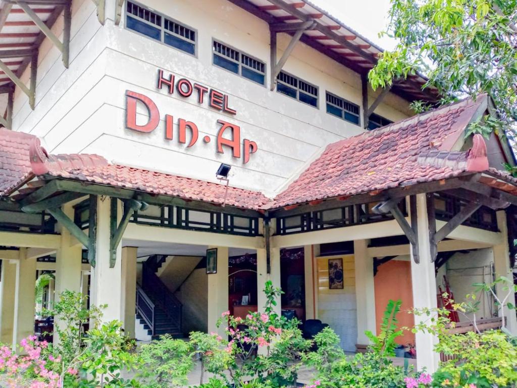 un hotel con un cartello che legge "L'api dell'hotel" di RedDoorz near Politeknik Perkeretaapian Indonesia Madiun a Madiun