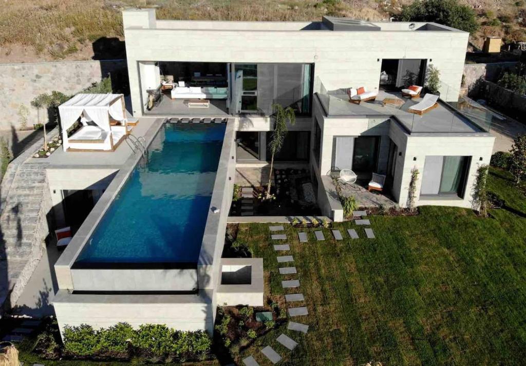 The swimming pool at or close to Vistaport A - Luxury Villa