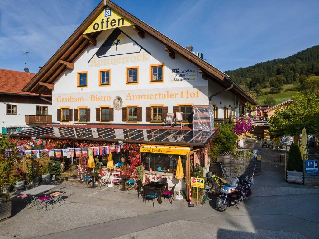 Gasthaus Ammertalerhof في زولغرُب: مبنى به دراجة نارية متوقفة أمامه