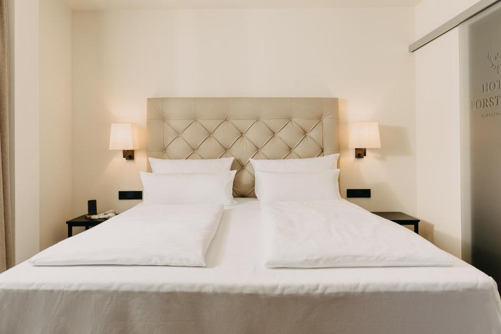 Postel nebo postele na pokoji v ubytování Hotel Forsthaus Nürnberg Fürth