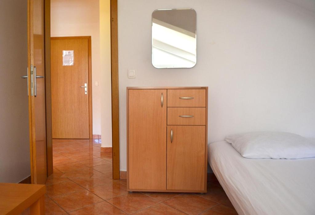 Apartments by the sea Gradac, Makarska - 13681 - One-Bedroom Apartment With Balcony And Sea View