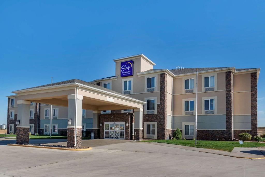 un edificio de hotel con un cartel encima en Sleep Inn & Suites Oakley I-70, en Oakley