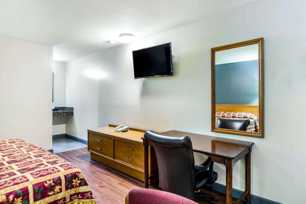 Rodeway Inn Richmond South - King Room - Non-Smoking
