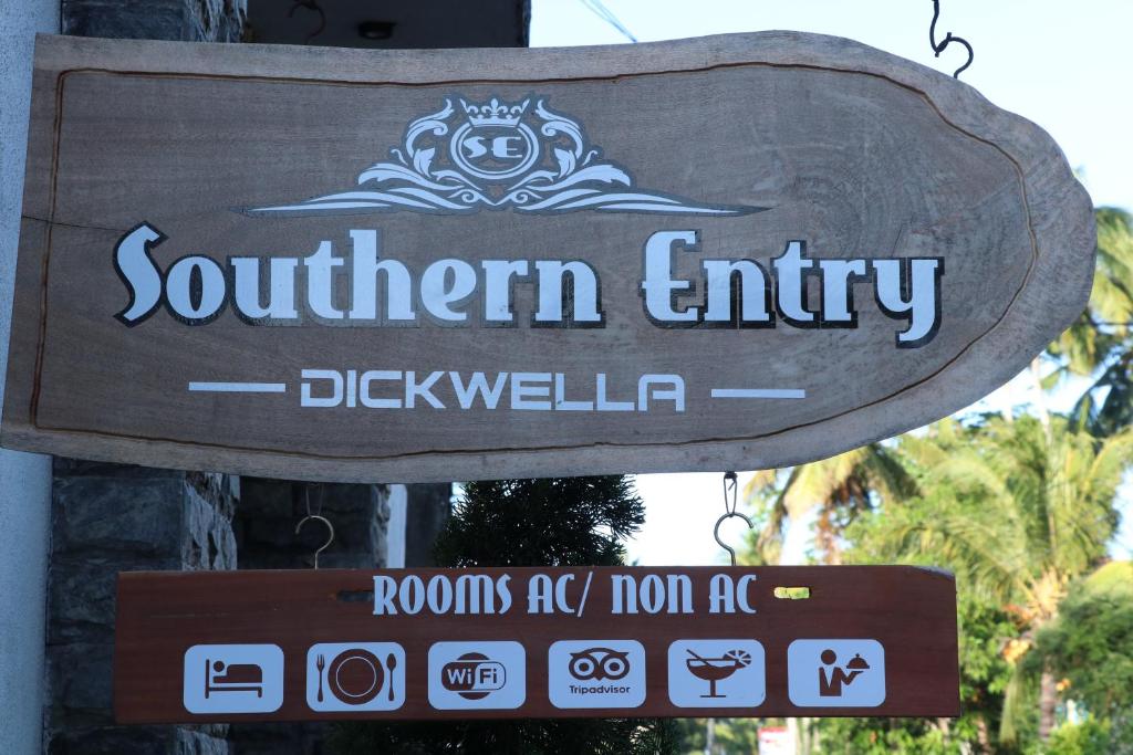 un panneau pour une entrée sud dans un zoo dans l'établissement Southern Entry Dickwella, à Dikwella