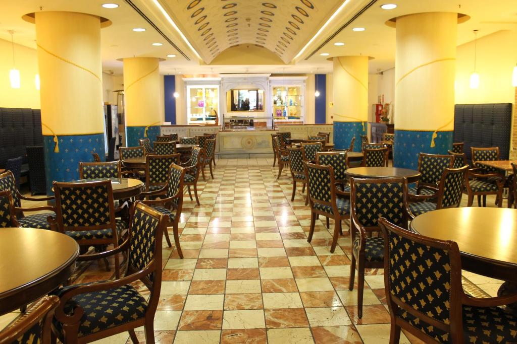 Reštaurácia alebo iné gastronomické zariadenie v ubytovaní Ramblas Hotel