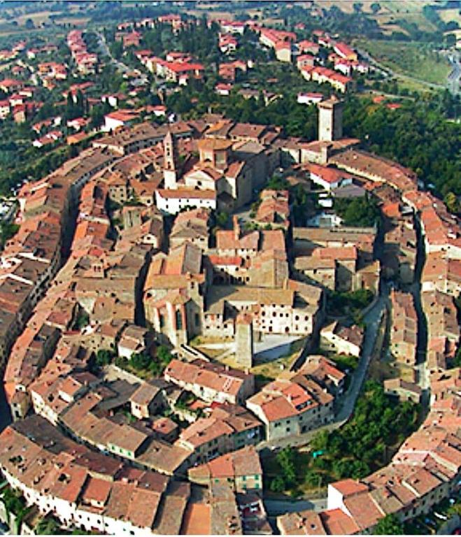 Nespecifikovaný výhled na destinaci Lucignano nebo výhled na město při pohledu z apartmánu