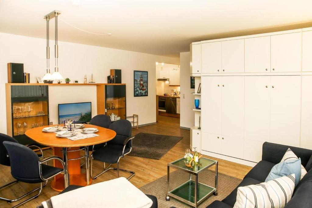 キュールングスボルンにあるHaus-Olymp-Wohnung-8-494のリビングルーム(テーブル、ソファ付)