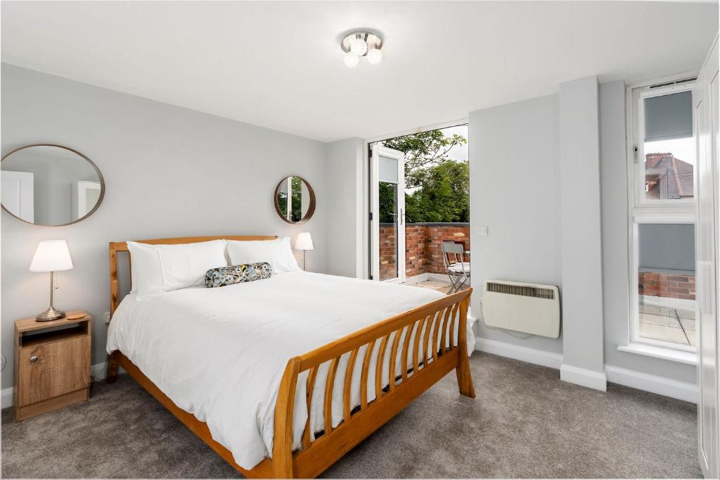 Un dormitorio con una cama grande y una ventana en The Chorlton en Mánchester