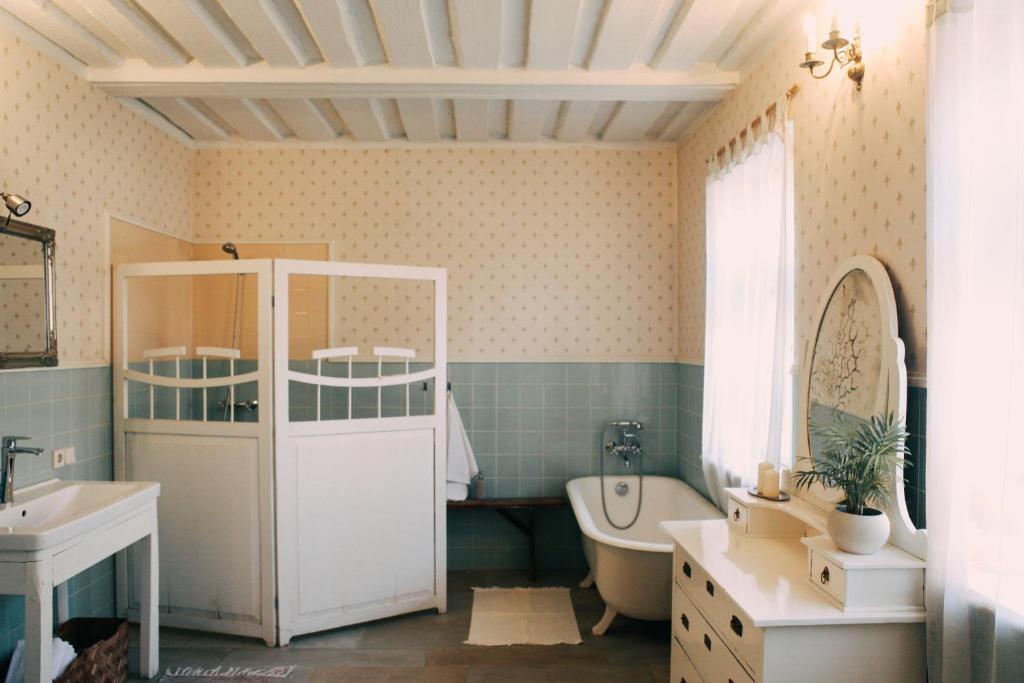 y baño con bañera, aseo y lavamanos. en Kalnciema kvartāla Kuldīgas rezidence, en Kuldīga
