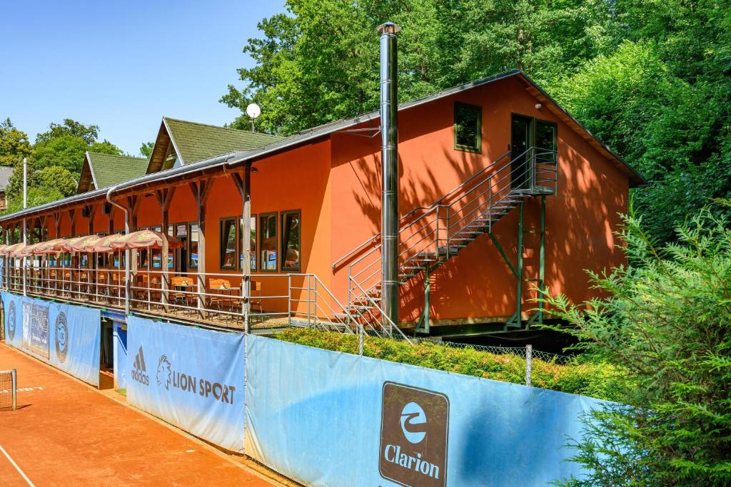 a train station with a building on the tracks at Pokoje Wimbledon in Liberec