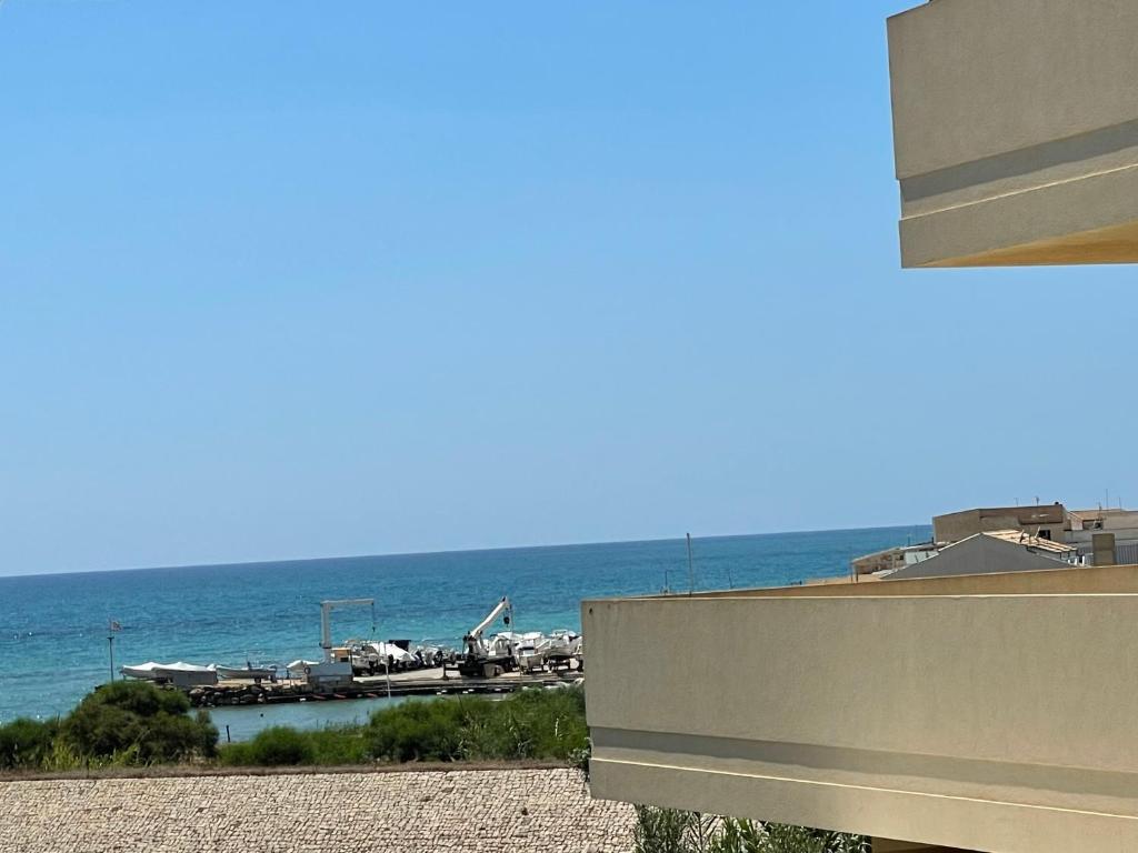 uma vista para o oceano a partir de um edifício em AcquaChiara em Marina di Ragusa