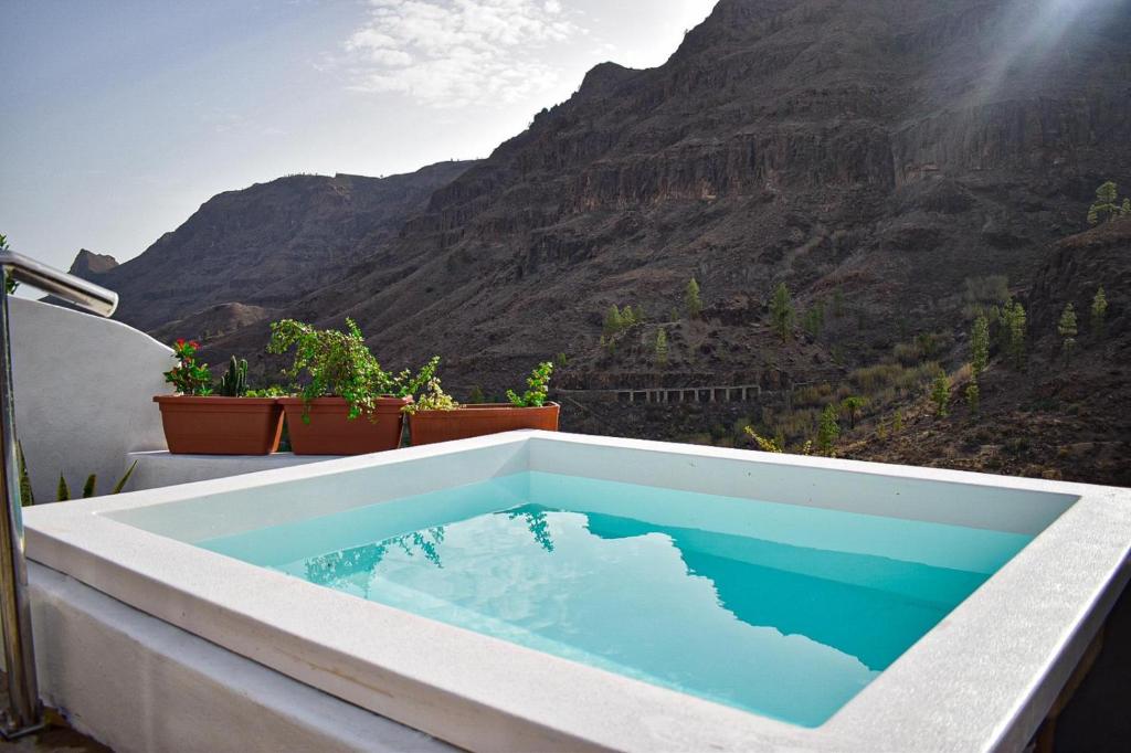 una piscina con vistas a la montaña en Casa pitita, en Maspalomas