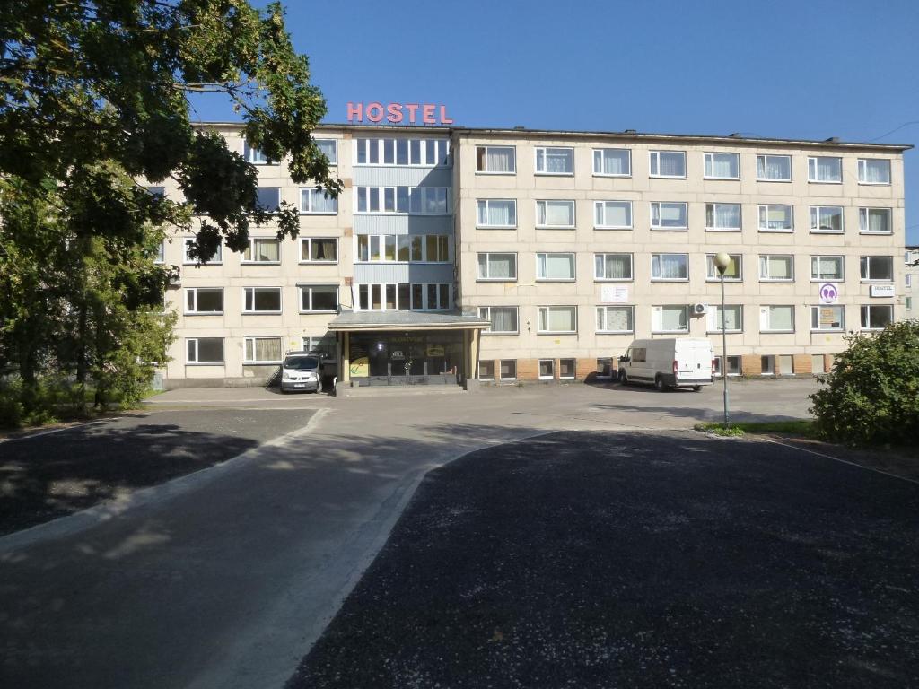 duży budynek z parkingiem przed nim w obiekcie Hostel Nele w mieście Jõhvi
