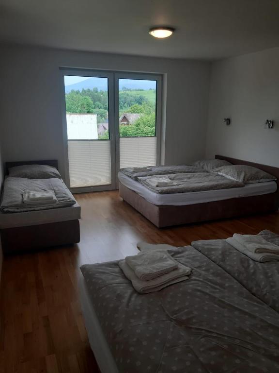 Posteľ alebo postele v izbe v ubytovaní Apartamenty z widokiem - Willa KRÓLE 25A by RentiloPL