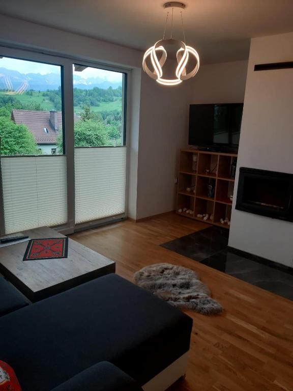 Televízia a/alebo spoločenská miestnosť v ubytovaní Apartamenty z widokiem - Willa KRÓLE 25A by RentiloPL