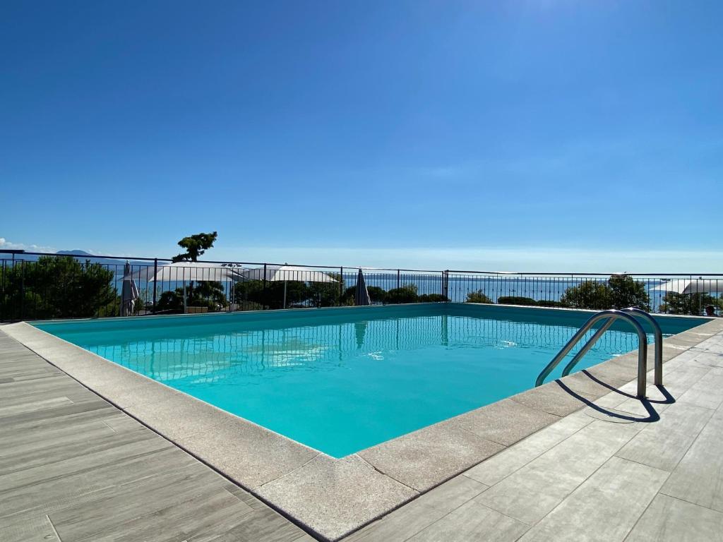 Het zwembad bij of vlak bij Alevic Hotel Sirmione