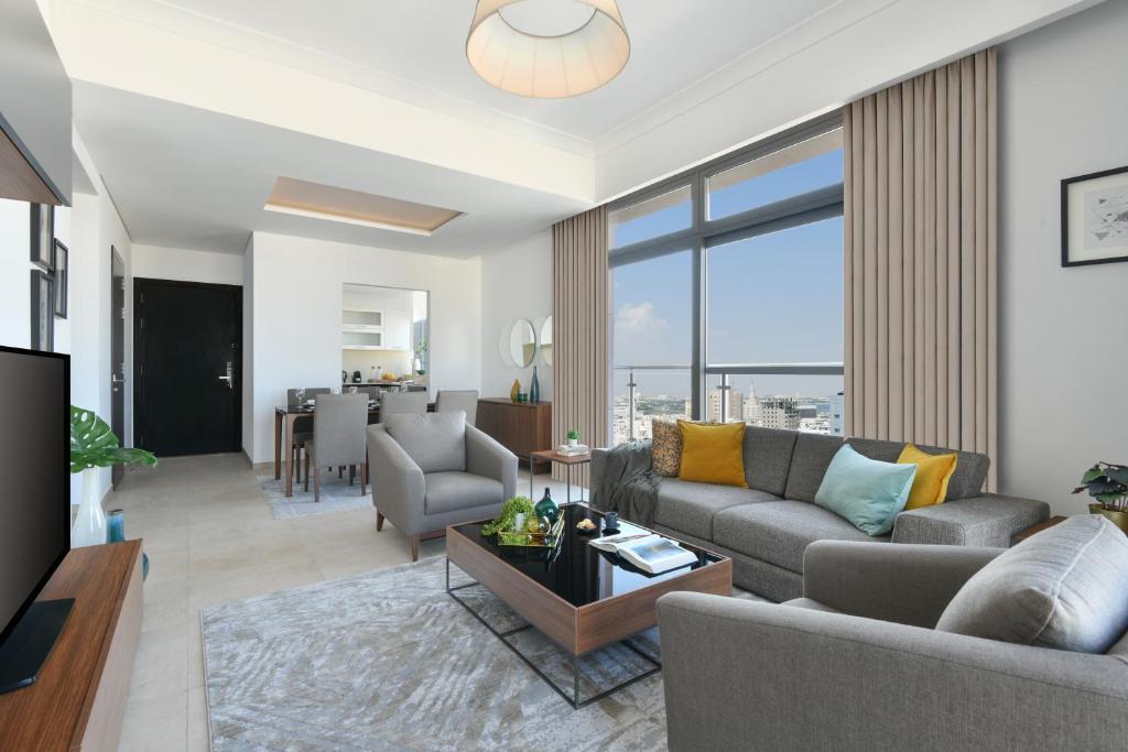 ein Wohnzimmer mit einem Sofa und einem Tisch in der Unterkunft Le Mirage Downtown in Doha
