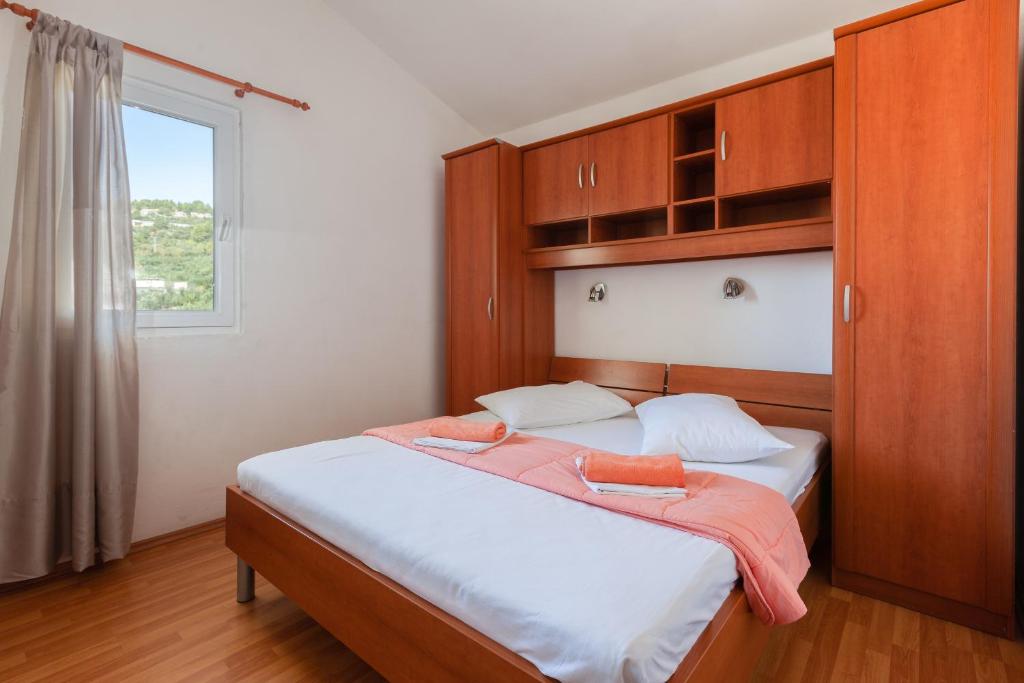 Postel nebo postele na pokoji v ubytování Apartments by the sea Igrane, Makarska - 310
