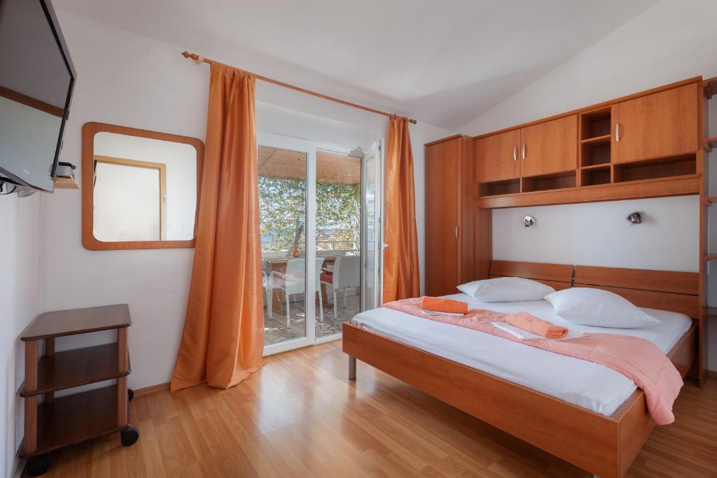 Postel nebo postele na pokoji v ubytování Apartments by the sea Igrane, Makarska - 310