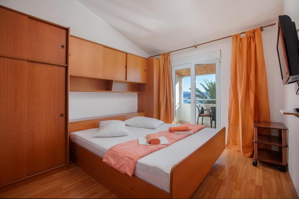 Postel nebo postele na pokoji v ubytování Apartments by the sea Igrane, Makarska - 310