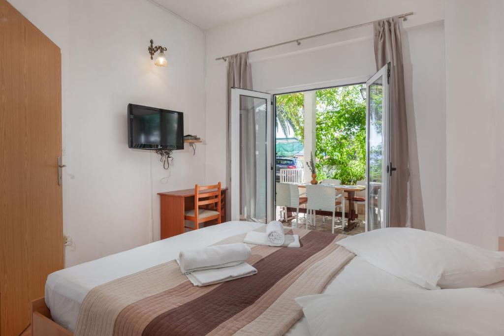 Postel nebo postele na pokoji v ubytování Apartments by the sea Igrane, Makarska - 310