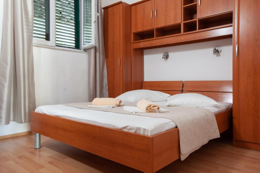Postel nebo postele na pokoji v ubytování Apartments by the sea Igrane, Makarska - 310