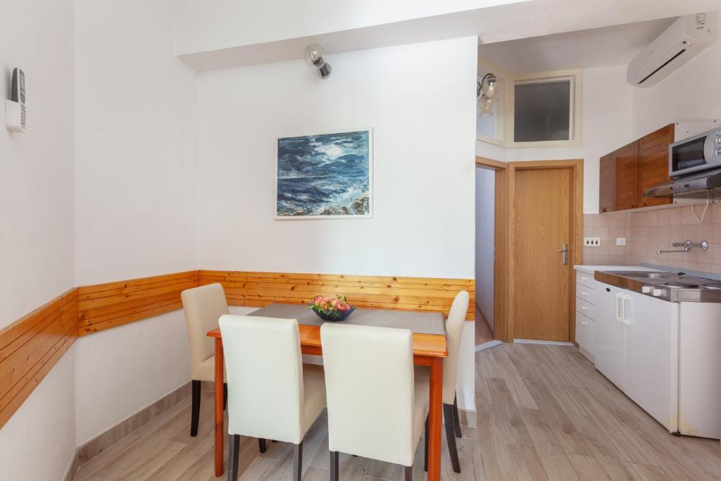 Kuchyň nebo kuchyňský kout v ubytování Apartments by the sea Igrane, Makarska - 310