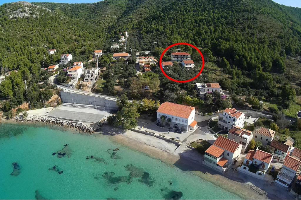 eine Luftansicht eines Hauses auf einer Insel im Wasser in der Unterkunft Apartments and rooms by the sea Zuljana, Peljesac - 256 in Žuljana