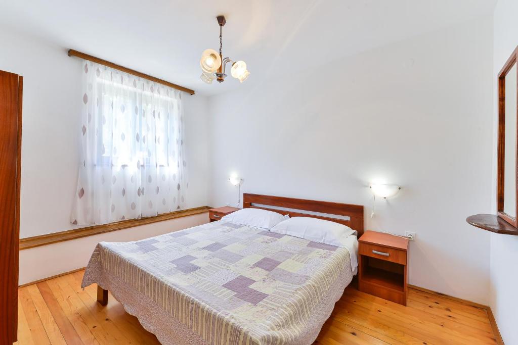 Postel nebo postele na pokoji v ubytování Apartments and rooms by the sea Tkon, Pasman - 336