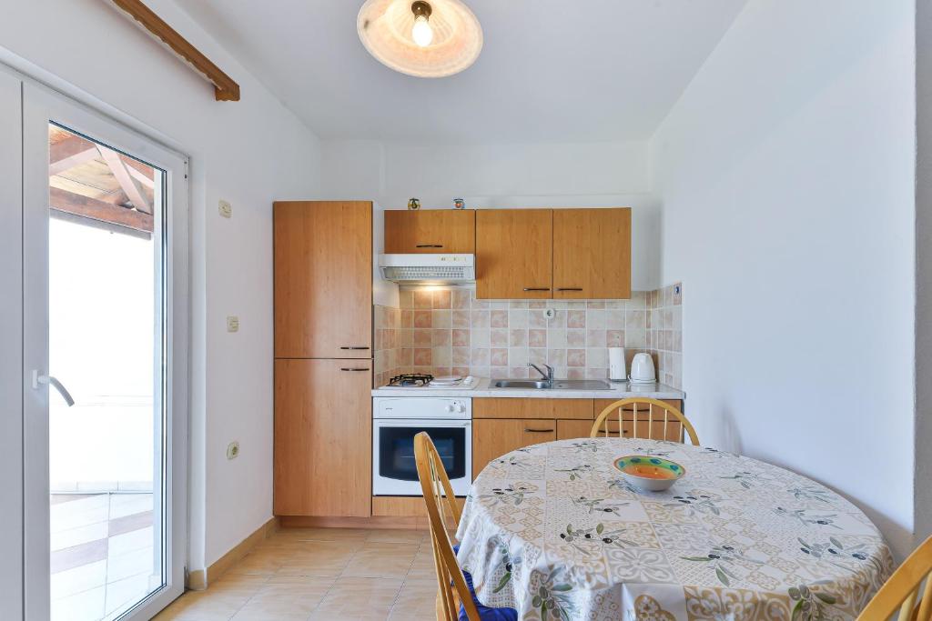 Kuchyň nebo kuchyňský kout v ubytování Apartments and rooms by the sea Tkon, Pasman - 336