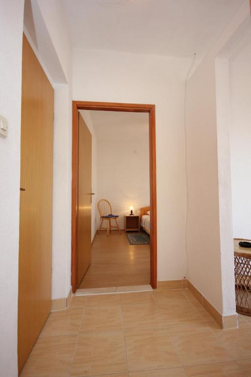 Postel nebo postele na pokoji v ubytování Apartments and rooms by the sea Tkon, Pasman - 336