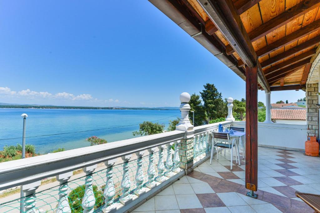 Balkón nebo terasa v ubytování Apartments and rooms by the sea Tkon, Pasman - 336