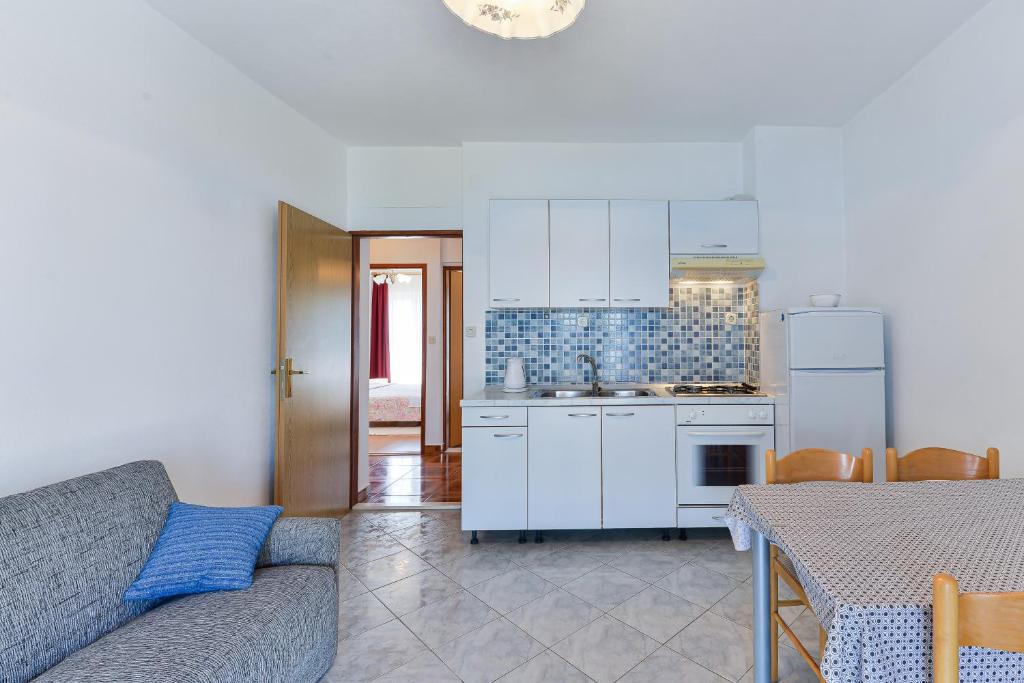 Kuchyň nebo kuchyňský kout v ubytování Apartments and rooms by the sea Tkon, Pasman - 336