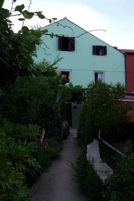 Vonkajšia záhrada v ubytovaní Apartments by the sea Nerezine, Losinj - 330