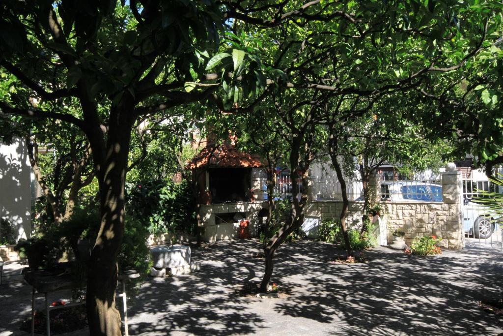 Vonkajšia záhrada v ubytovaní Apartments by the sea Podgora, Makarska - 316